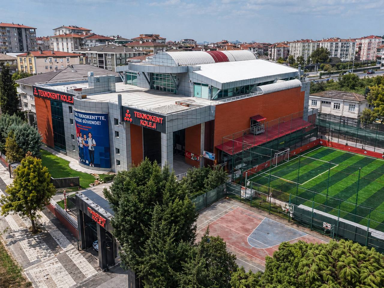 Düzce Teknokent Koleji kampüsü havadan görünüm — futbol ve basketbol sahaları